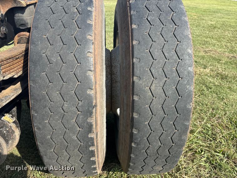 image for item EH7525 2002 International MA025 truck cab and chassis