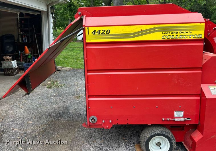 image for item EK8038 Agrimetal Collector 4420 leaf vacuum