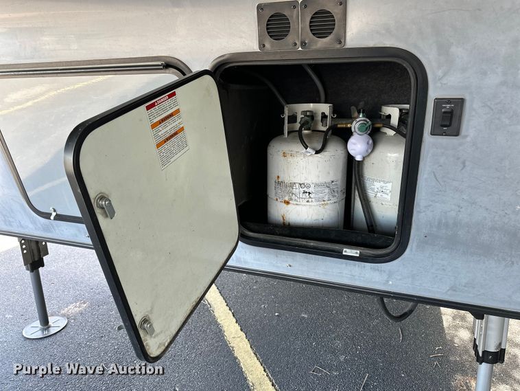 image for item EL5493 2017 Keystone Fuzion Chrome toy hauler camper