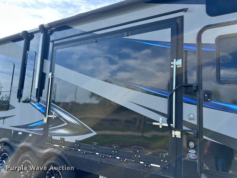 image for item EL5493 2017 Keystone Fuzion Chrome toy hauler camper