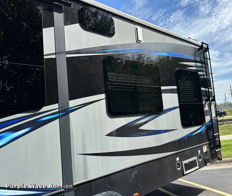 image for item EL5493 2017 Keystone Fuzion Chrome toy hauler camper