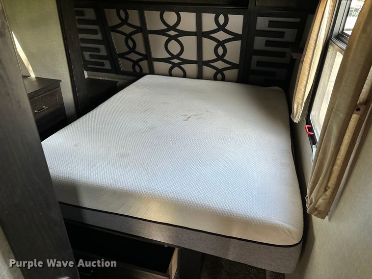 image for item EL5493 2017 Keystone Fuzion Chrome toy hauler camper