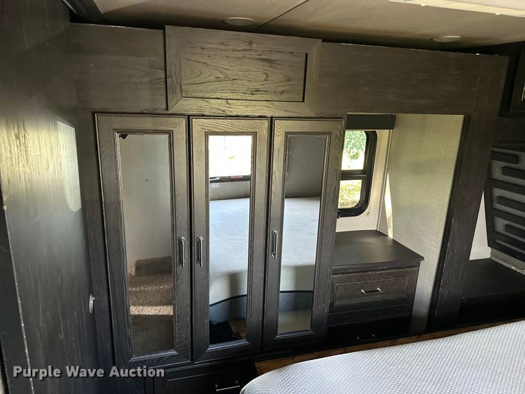 image for item EL5493 2017 Keystone Fuzion Chrome toy hauler camper