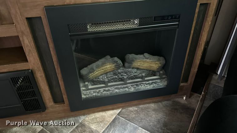 image for item EL5493 2017 Keystone Fuzion Chrome toy hauler camper