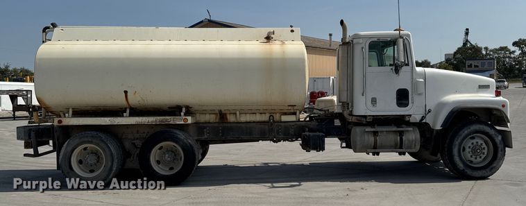 image for item EM2354 1999 International 5000 water truck