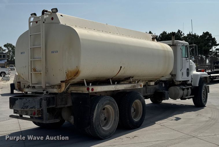 image for item EM2354 1999 International 5000 water truck