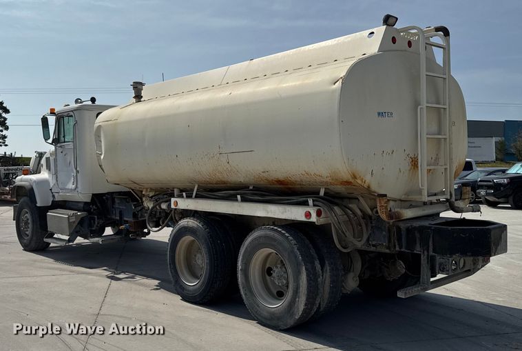 image for item EM2354 1999 International 5000 water truck