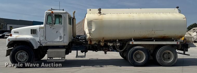 image for item EM2354 1999 International 5000 water truck