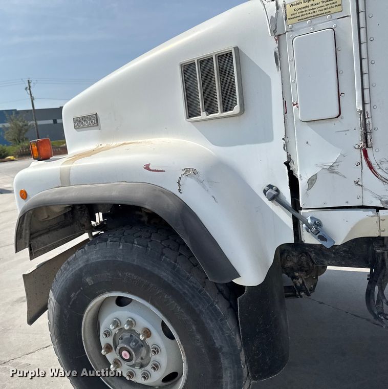 image for item EM2354 1999 International 5000 water truck