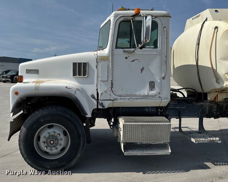 image for item EM2354 1999 International 5000 water truck