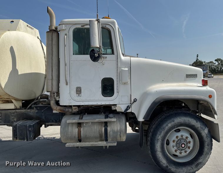 image for item EM2354 1999 International 5000 water truck