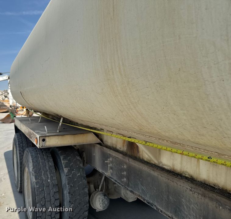 image for item EM2354 1999 International 5000 water truck