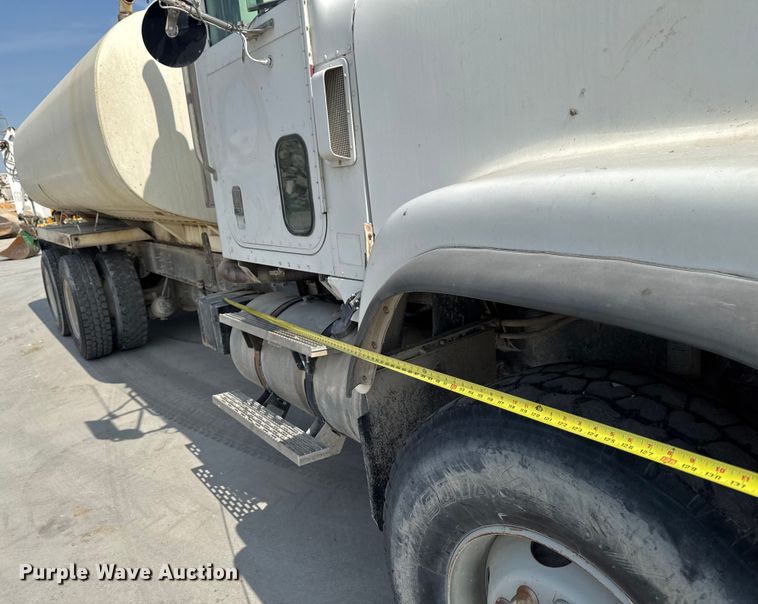 image for item EM2354 1999 International 5000 water truck