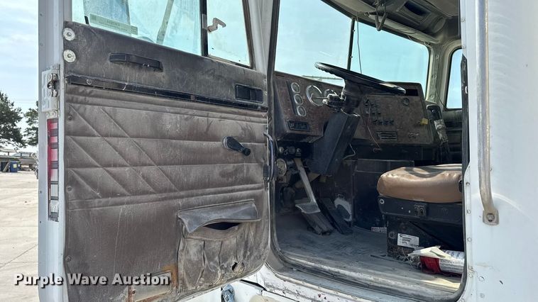 image for item EM2354 1999 International 5000 water truck