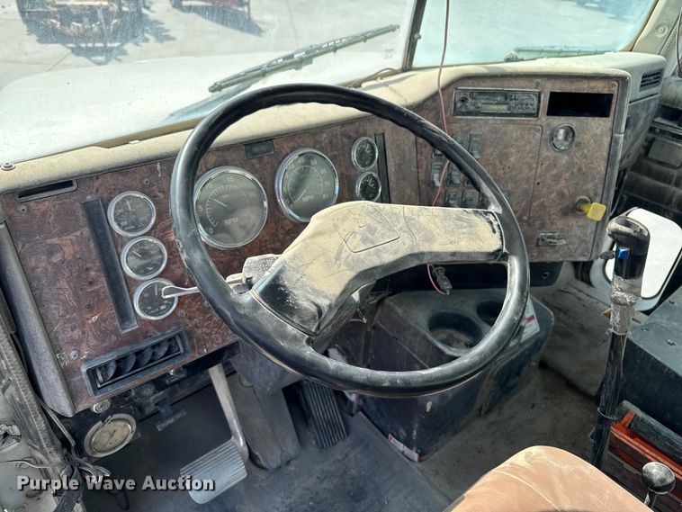 image for item EM2354 1999 International 5000 water truck