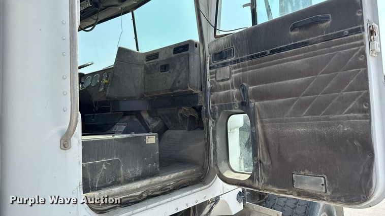 image for item EM2354 1999 International 5000 water truck