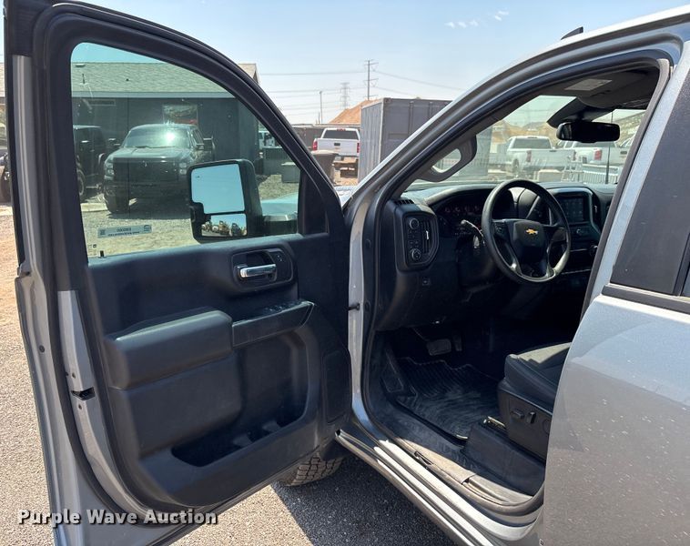 image for item EM5060 2024 Chevrolet Silverado 2500HD Crew Cab pickup truck