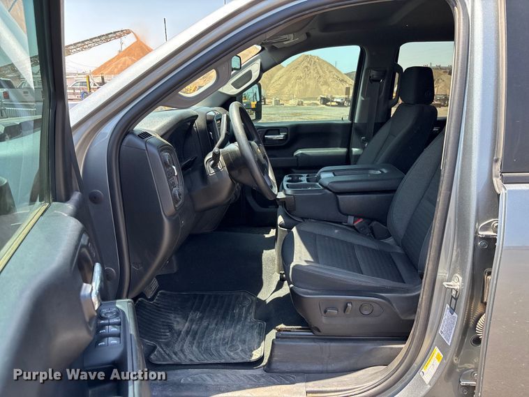 image for item EM5060 2024 Chevrolet Silverado 2500HD Crew Cab pickup truck