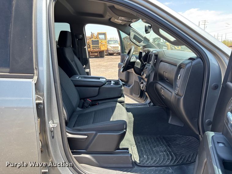 image for item EM5060 2024 Chevrolet Silverado 2500HD Crew Cab pickup truck