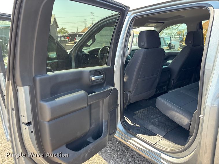 image for item EM5060 2024 Chevrolet Silverado 2500HD Crew Cab pickup truck