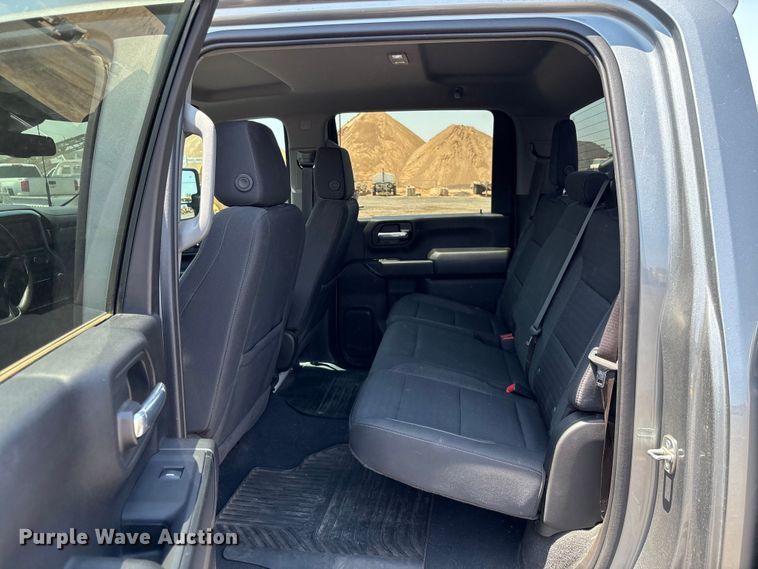 image for item EM5060 2024 Chevrolet Silverado 2500HD Crew Cab pickup truck