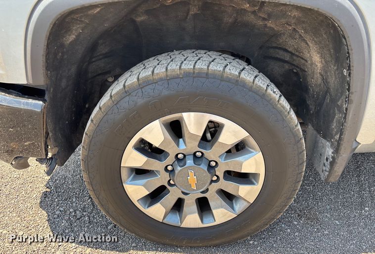 image for item EM5060 2024 Chevrolet Silverado 2500HD Crew Cab pickup truck