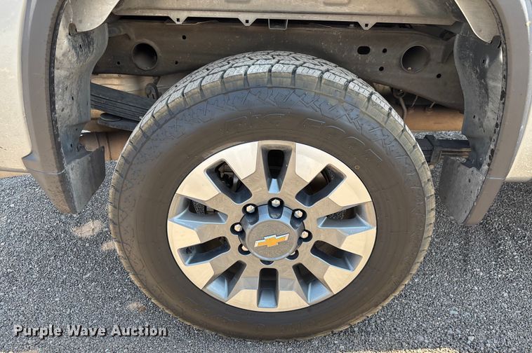 image for item EM5060 2024 Chevrolet Silverado 2500HD Crew Cab pickup truck