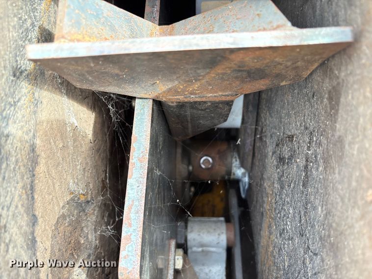 image for item EM6049 Trackless Vehicles Limited LL leaf loader