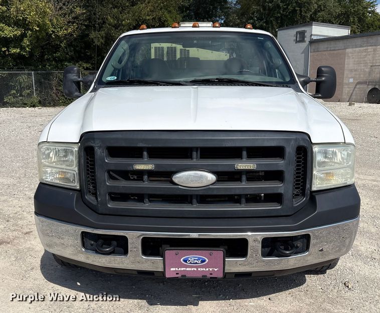 image for item EM6065 2006 Ford F350 Super Duty utility bed pickup truck
