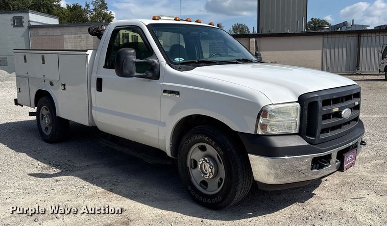 image for item EM6065 2006 Ford F350 Super Duty utility bed pickup truck