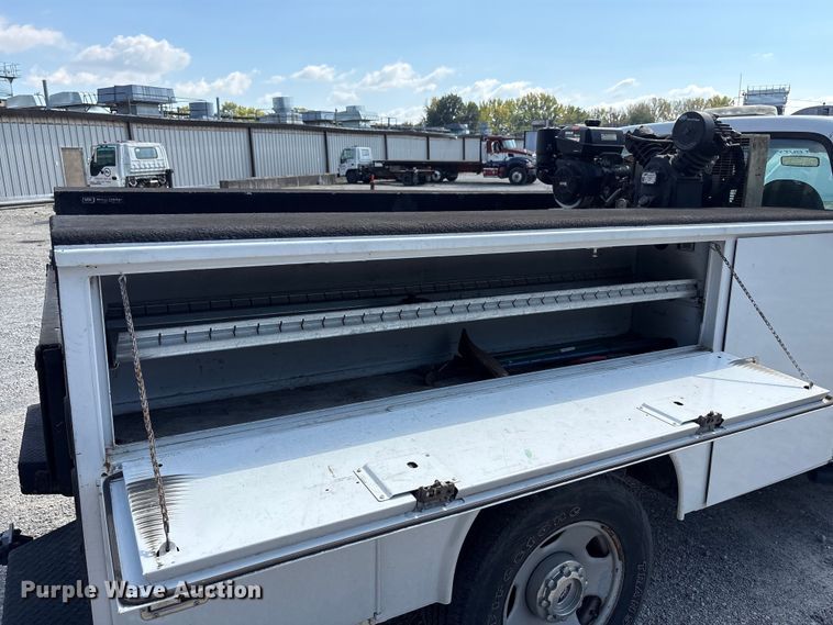 image for item EM6065 2006 Ford F350 Super Duty utility bed pickup truck