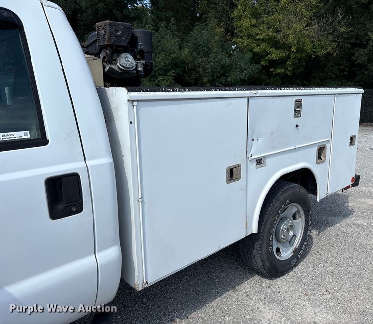 image for item EM6065 2006 Ford F350 Super Duty utility bed pickup truck
