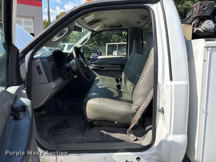 image for item EM6065 2006 Ford F350 Super Duty utility bed pickup truck