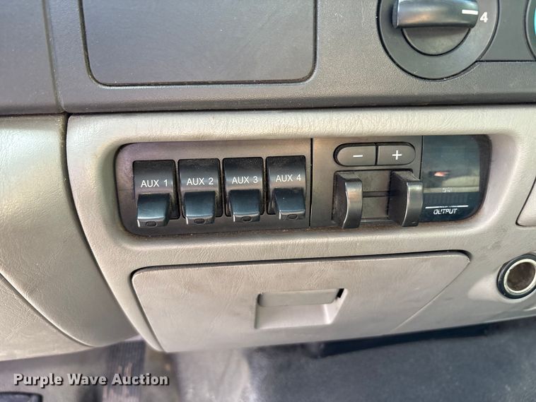 image for item EM6065 2006 Ford F350 Super Duty utility bed pickup truck