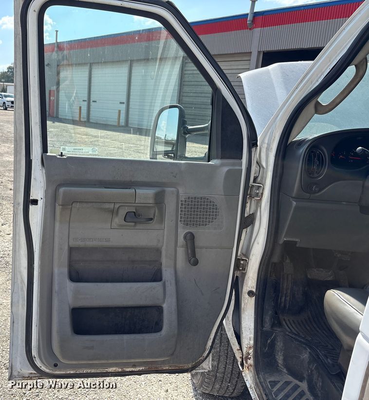 image for item EM6066 2008 Ford E350 Super Duty box truck