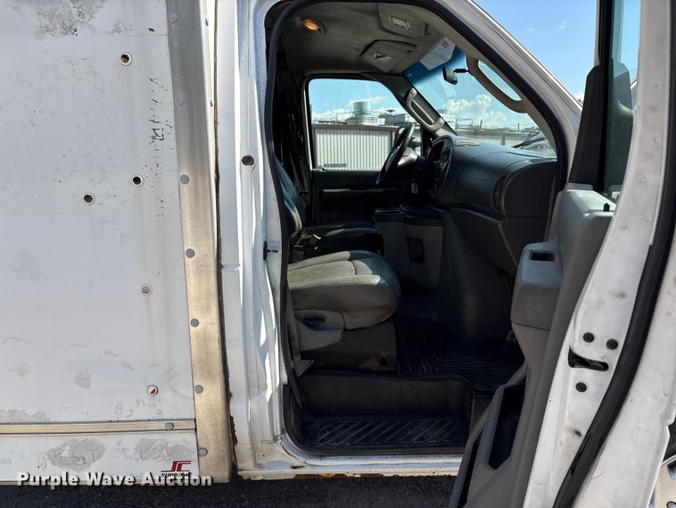 image for item EM6066 2008 Ford E350 Super Duty box truck