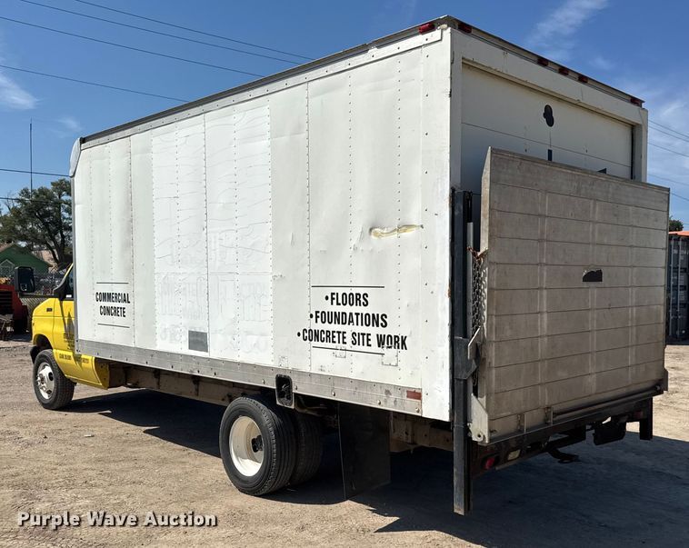 image for item EM8158 1998 Ford E350 box truck