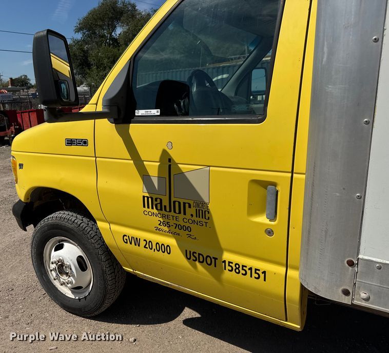 image for item EM8158 1998 Ford E350 box truck