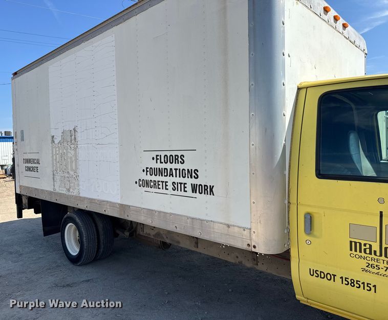 image for item EM8158 1998 Ford E350 box truck