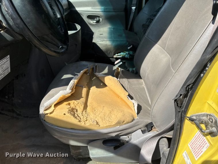 image for item EM8158 1998 Ford E350 box truck