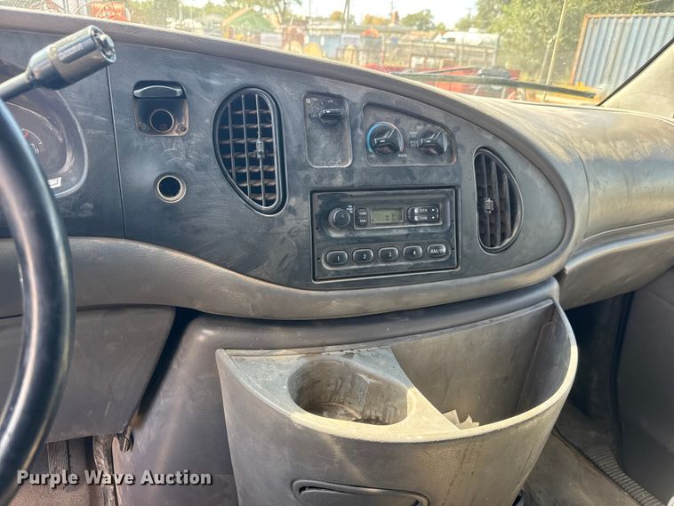 image for item EM8158 1998 Ford E350 box truck