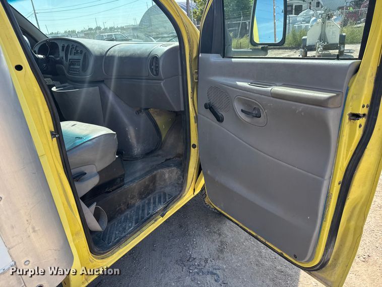 image for item EM8158 1998 Ford E350 box truck