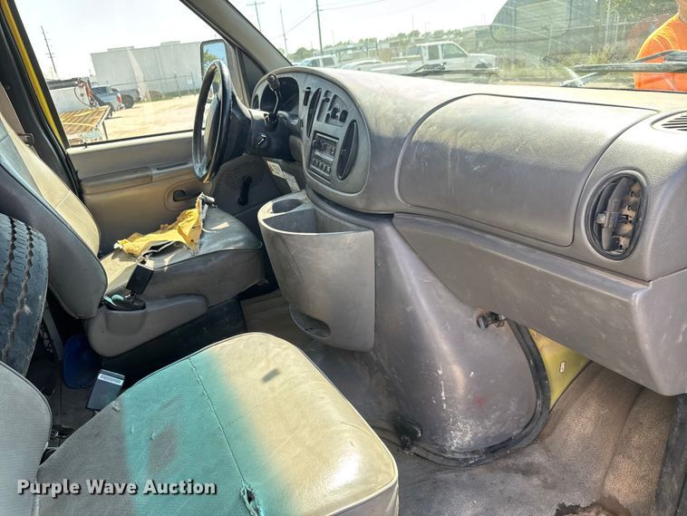 image for item EM8158 1998 Ford E350 box truck