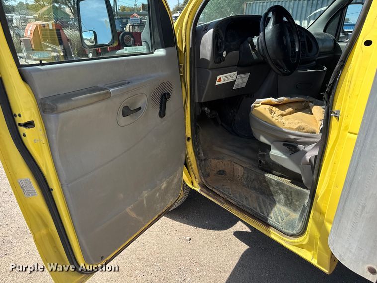 image for item EM8158 1998 Ford E350 box truck