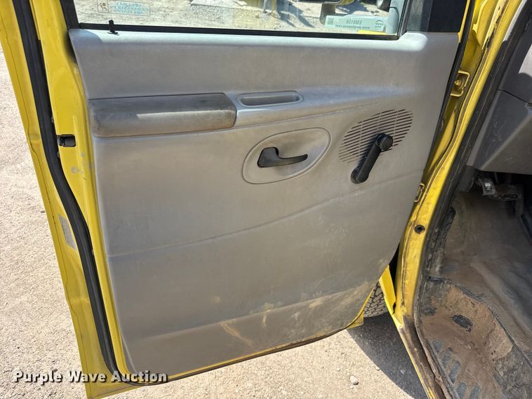 image for item EM8158 1998 Ford E350 box truck
