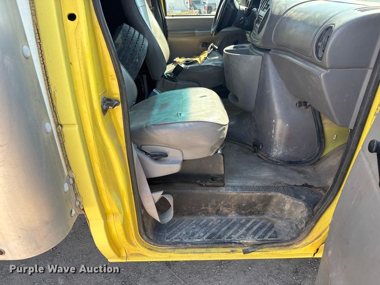 image for item EM8158 1998 Ford E350 box truck
