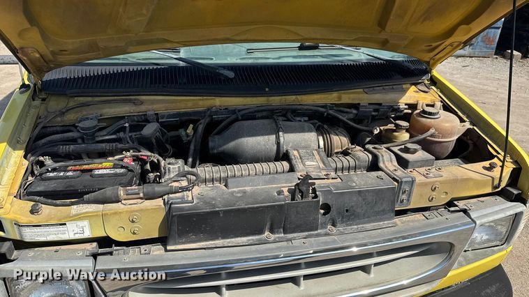 image for item EM8158 1998 Ford E350 box truck