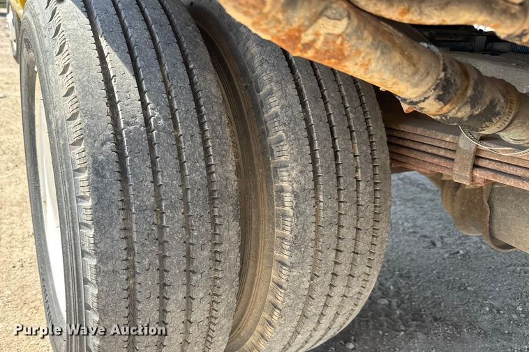 image for item EM8158 1998 Ford E350 box truck