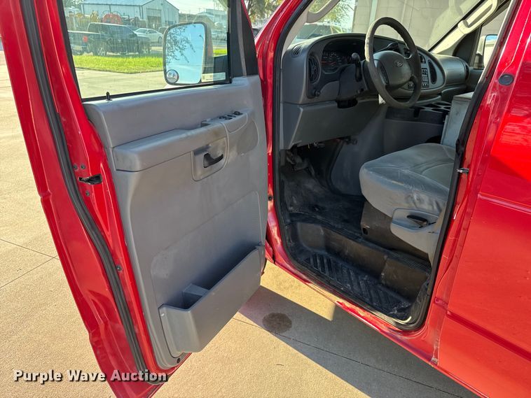 image for item EM8256 2008 Ford E350 Super Duty van