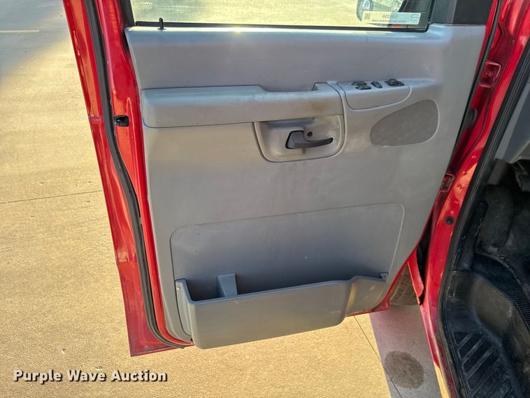image for item EM8256 2008 Ford E350 Super Duty van